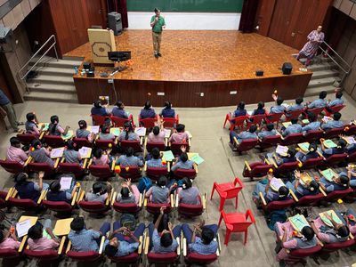Steven Spallone holds everyone’s attention in his hands, using juggling routines to introduce mathematical sequences. (Photo: Mani)