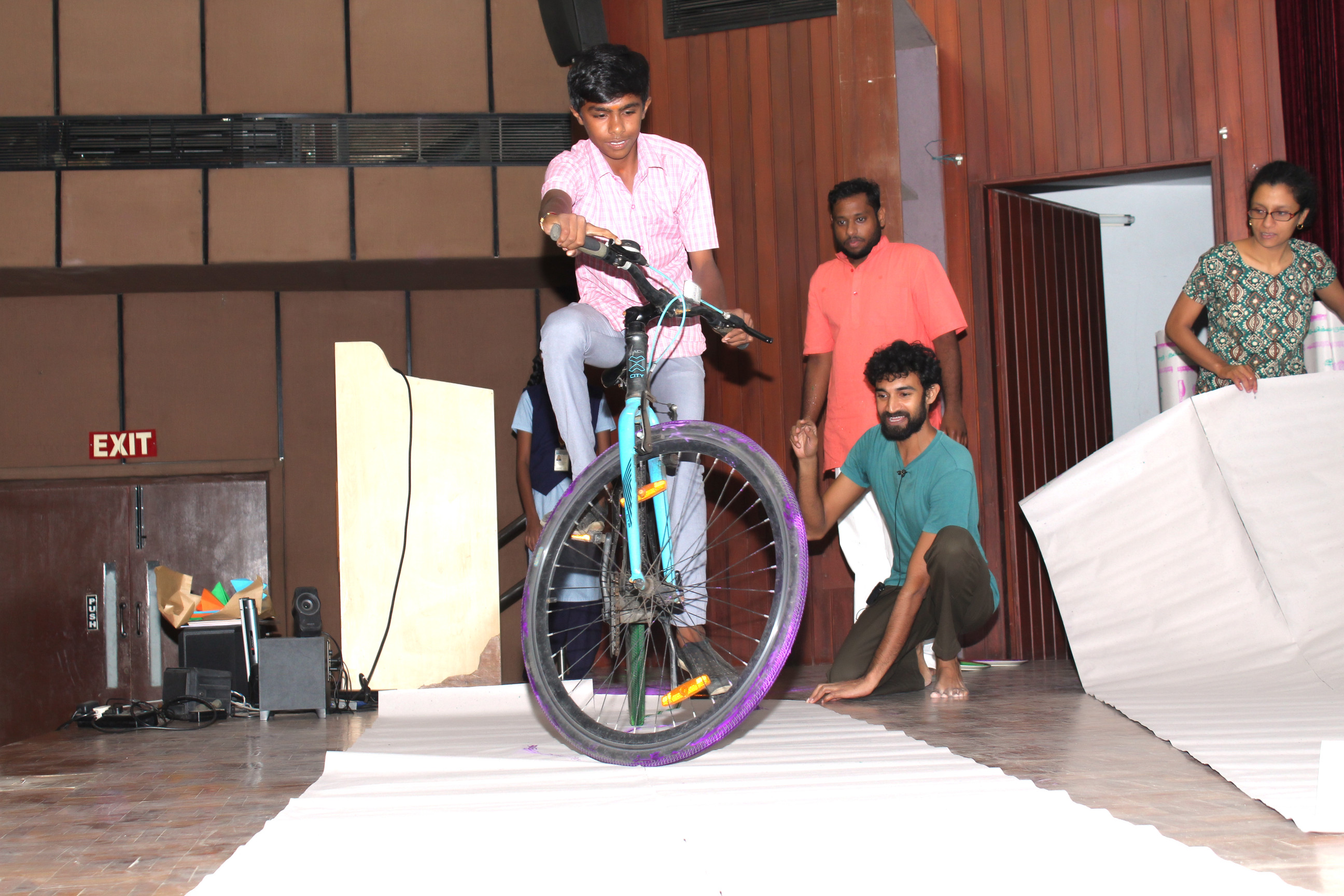 In Vijay’s Ravikumar’s talk, students looked at geometric clues in cycle tracks to trace a missing bicycle. (Photo: IMSc Media)