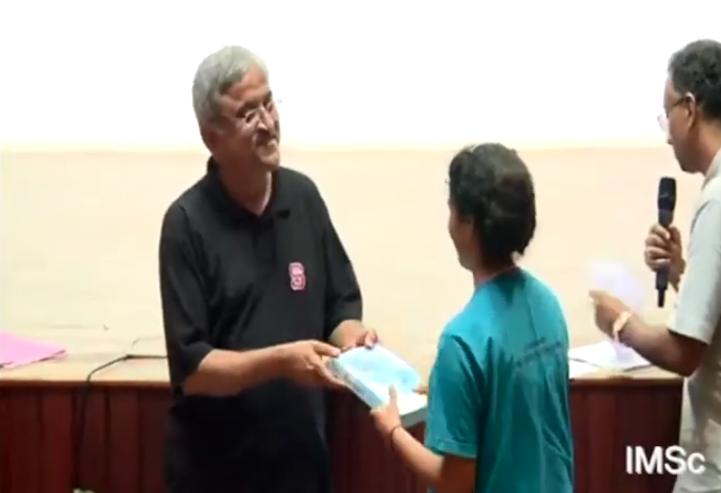 Rajeeva Karandikar, former Director of Chennai Mathematical Institute, giving out prizes to students during the first edition of One Percent in 2013. (Photo: IMSc Media)